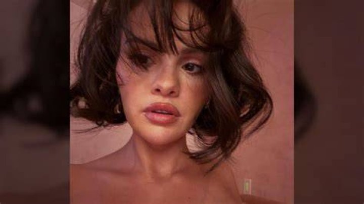 selena gomez posing topless