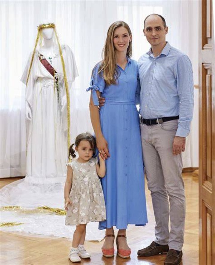 Serbian Royal Family Member and Independent Candidate For the Serbian Presidency Princess Jelisaveta Karadjordjevic Walks Together with Her Daughter Catherine Oxenberg (r) and Grand Daughter India (c) After Voting at a Polling Station in the Centre of Belgrade On Sunday 13june 2004 Serbia&montenegro Elections - Jun 2004
