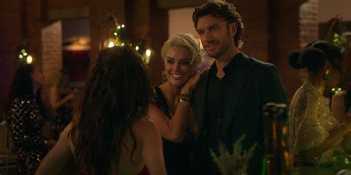 SEX/LIFE (L to R) ADAM DEMOS as BRAD SIMON and SARAH SHAHI as BILLIE CONNELLY in episode 101 of SEX/LIFE Cr. AMANDA MATLOVICH/NETFLIX &copy; 2021