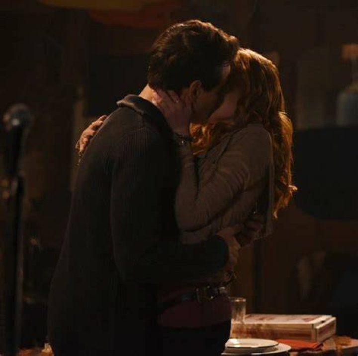 Shadowhunters Clary Kisses Simon