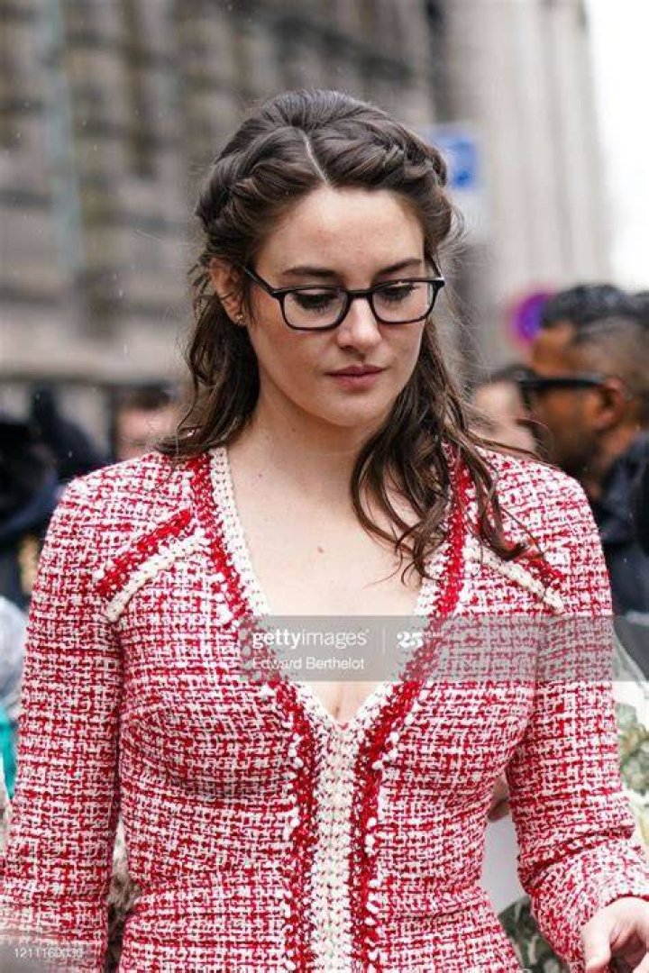 Shailene Woodley wears a red mini skirt and matching pumps filming &sbquo;&Auml;&ograve;Three Woman&sbquo;&Auml;&ocirc; in New York City Pictured: Shailene Woodley Ref: SPL5305733 250422 NON-EXCLUSIVE Picture by: Christopher Peterson / SplashNews.com Splash News and Pictures USA: +1 310-525-5808 London: +44 (0)20 8126 1009 Berlin: +49 175 3764 166 World Rights