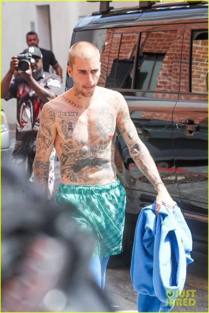 Singer Justin Bieber leaving shirtless dance studio in Los Angeles. 31 Jan 2020 Pictured: Justin Bieber. Photo credit: MEGA TheMegaAgency.com +1 888 505 6342 (Mega Agency TagID: MEGA599900_001.jpg) [Photo via Mega Agency]
