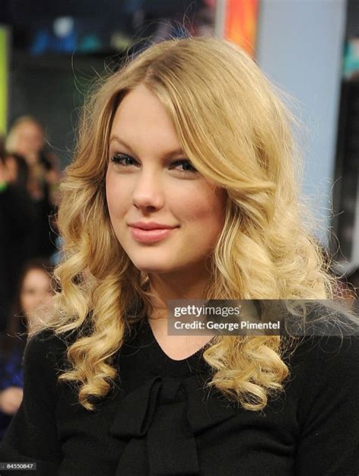 Singer Taylor Swift visits 'Late Show with David Letterman' at the Ed Sullivan Theater on November 10, 2008 in New York City Pictured: Taylor Swift Ref: SPL1122719 101108 NON-EXCLUSIVE Picture by: SplashNews.com Splash News and Pictures USA: +1 310-525-5808 London: +44 (0)20 8126 1009 Berlin: +49 175 3764 166 World Rights