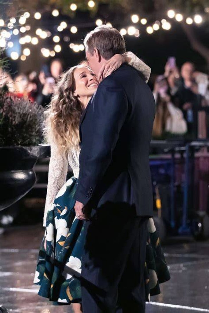 SJP Wraps Her Arms Around Chris Noth