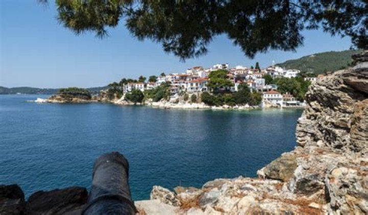 Skiathos Island, GREECE - *EXCLUSIVE* - Kurt Russell and Goldie Hawn are pictured soaking up the sun while on a boat ride in Greece. Pictured: Kurt Russell, Goldie Hawn BACKGRID USA 22 JUNE 2023 BYLINE MUST READ: karabatsispavlos / BACKGRID USA: +1 310 798 9111 / UK: +44 208 344 2007 / *UK Clients - Pictures Containing Children Please Pixelate Face Prior To Publication*