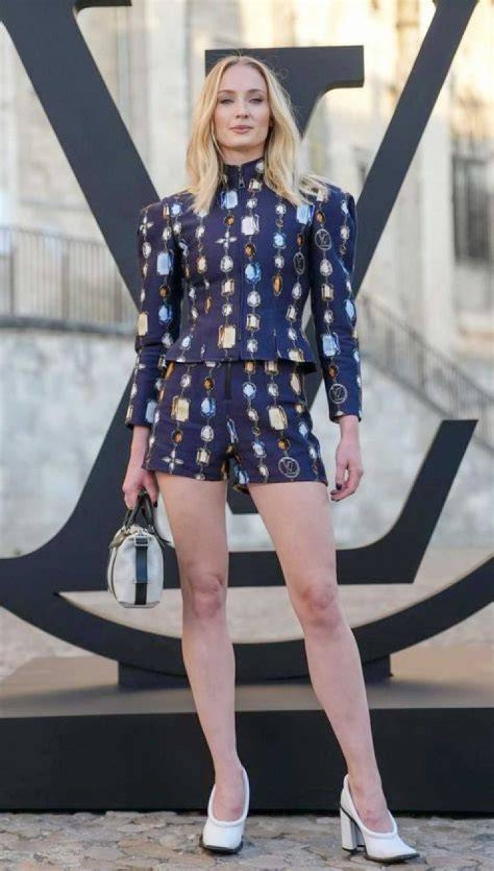 Sophie Turner attends the Louis Vuitton Womenswear Spring/Summer 2023 show as part of Paris Fashion Week on October 04, 2022 in Paris, France. PFW - Louis Vuitton Arrivals, Paris, France - 04 Oct 2022 Wearing Louis Vuitton