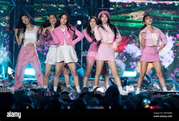 South Korean Girl Group 'Blackpink' Poses As They Arrive For the Melon Music Aeards 2016 at the Gocheok Sky Dome in Seoul South Korea 19 November 2016 Korea, Democratic People's Republic of Seoul South Korea Music Melon Music Awards - Nov 2016