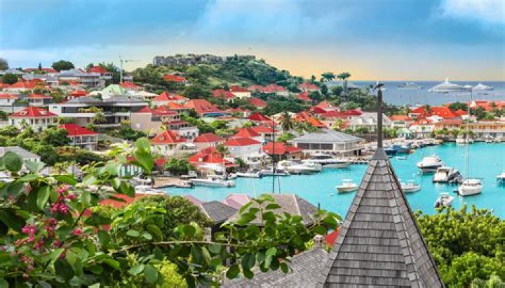 St Barts, SAINT BARTHELEMY - *EXCLUSIVE* - Model Sofia Richie shows off her ripped abs as she poses for pictures on the beach in a green hat and bikini during a getaway with her new boyfriend Elliot Grainge in St Barts. The happy couple rented a luxury villa on the beach. Pictured: Sofia Richie BACKGRID USA 20 APRIL 2021 USA: +1 310 798 9111 / UK: +44 208 344 2007 / *UK Clients - Pictures Containing Children Please Pixelate Face Prior To Publication*