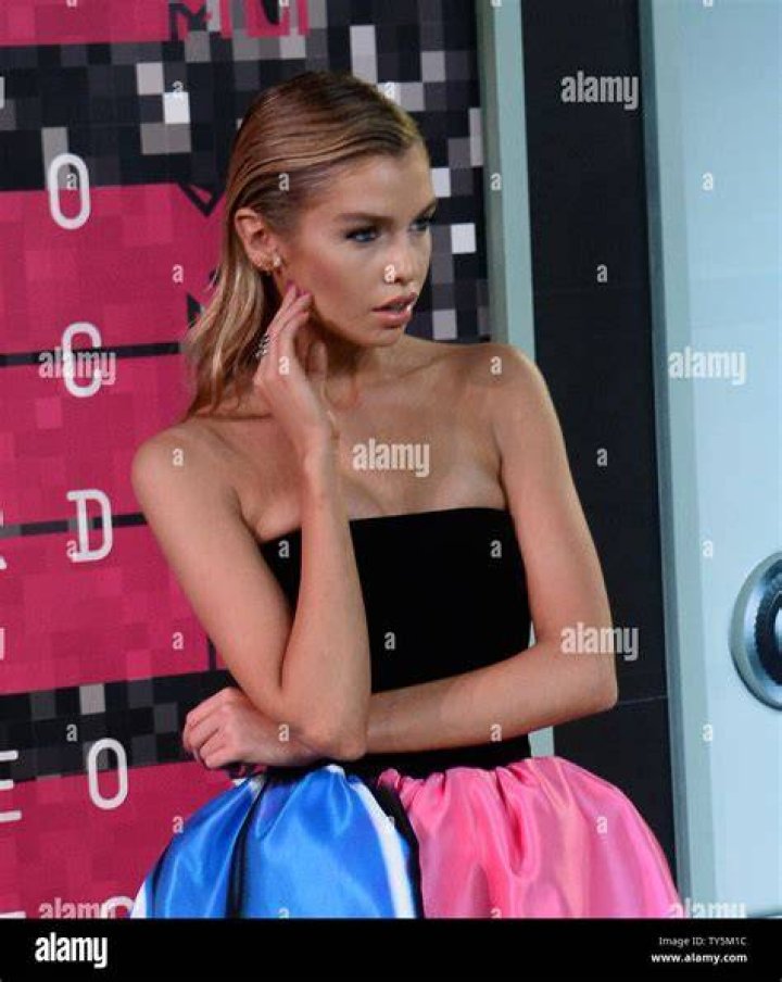 Stella-Maxwell-mtv-video-music-awards-2016-best-dressed