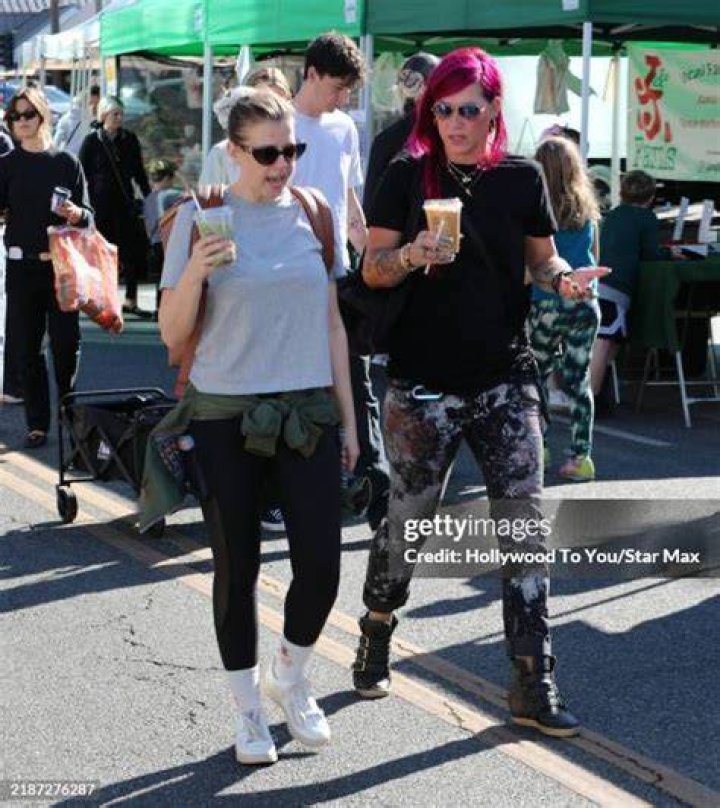 Studio City, CA - Jodie Sweetin take her daughters to the Farmer's Market on Sunday with friends. The "Fuller House" star browses the local goods on a warm Summer day. Pictured: Jodie Sweetin BACKGRID USA 13 AUGUST 2017 BYLINE MUST READ: Phamous / BACKGRID USA: +1 310 798 9111 / UK: +44 208 344 2007 / *UK Clients - Pictures Containing Children Please Pixelate Face Prior To Publication*