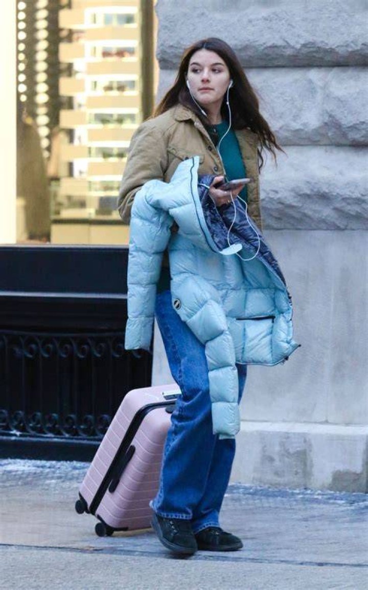 Suri Cruise with luggage