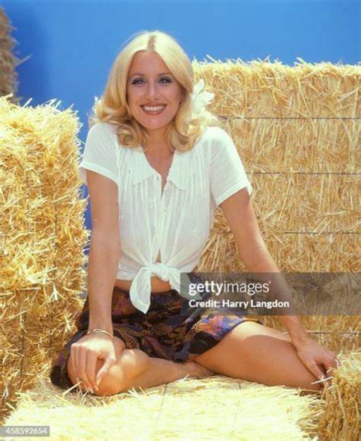 Suzanne Somers poses on a red carpet
