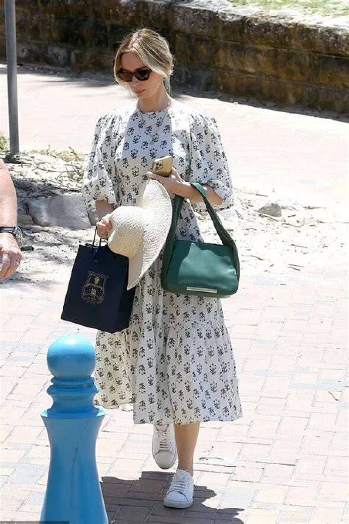Sydney, AUSTRALIA - Emily Blunt and John Krasinski arrived in Sydney with their two kids. Emily is Sydney to film in The Fall Guy with Ryan Gosling Pictured: Emily Blunt, John Krasinski BACKGRID USA 24 NOVEMBER 2022 BYLINE MUST READ: KHAPGG / BACKGRID USA: +1 310 798 9111 / UK: +44 208 344 2007 / *UK Clients - Pictures Containing Children Please Pixelate Face Prior To Publication*