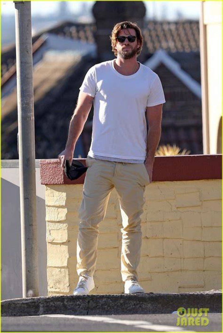 Sydney, AUSTRALIA - *EXCLUSIVE* - Liam Hemsworth and Gabriella Brooks arrive back in Australia from spending time in LA. Pictured: Liam Hemsworth, Gabriella Brooks. BACKGRID USA 7 FEBRUARY 2023 BYLINE MUST READ: Chris Dyson / BACKGRID USA: +1 310 798 9111 / UK: +44 208 344 2007 / *UK Clients - Pictures Containing Children Please Pixelate Face Prior To Publication*