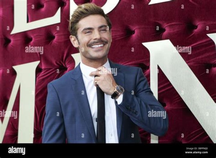 Sydney, AUSTRALIA - *EXCLUSIVE* - Zac Efron pictured out in Chinatown / Haymarket with his girlfriend Vanessa Valladares. The pair were joined by another couple for dinner at a Korean restaurant called Bornga. After dinner, the couples took a walk through the city and found a bar in an alley.Pictured: Zac Efron, Vanessa ValladaresBACKGRID USA 9 JANUARY 2021 BYLINE MUST READ: MTRX / BACKGRIDUSA: +1 310 798 9111 / : +44 208 344 2007 / *UK Clients - Pictures Containing ChildrenPlease Pixelate Face Prior To Publication*