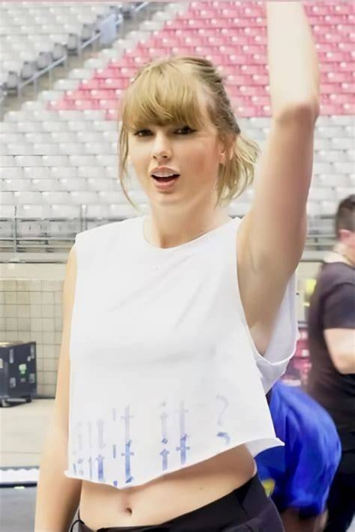 Taylor Swift Belly Button