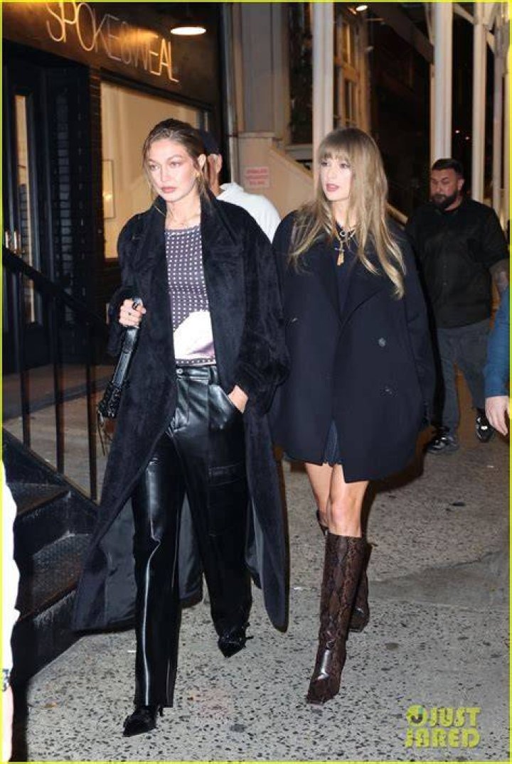 taylor-swift-brings-gigi-hadid-martha-hunt-on-stage-1989-tour-ftr