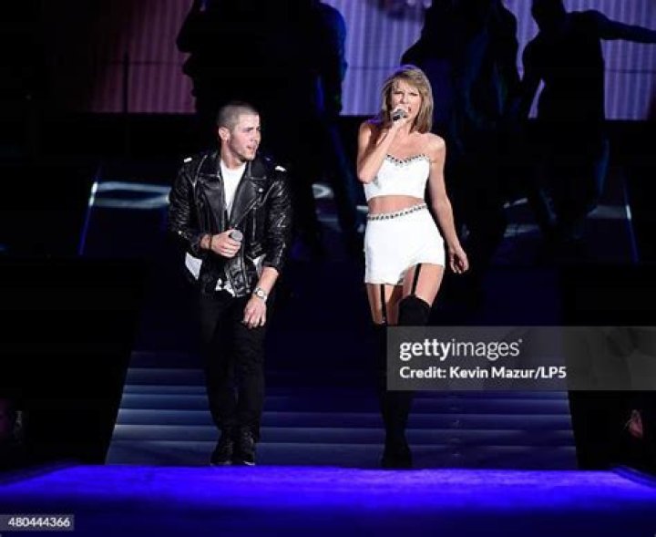 taylor-swift-nick-jonas-1989-world-tour-performance-ftr