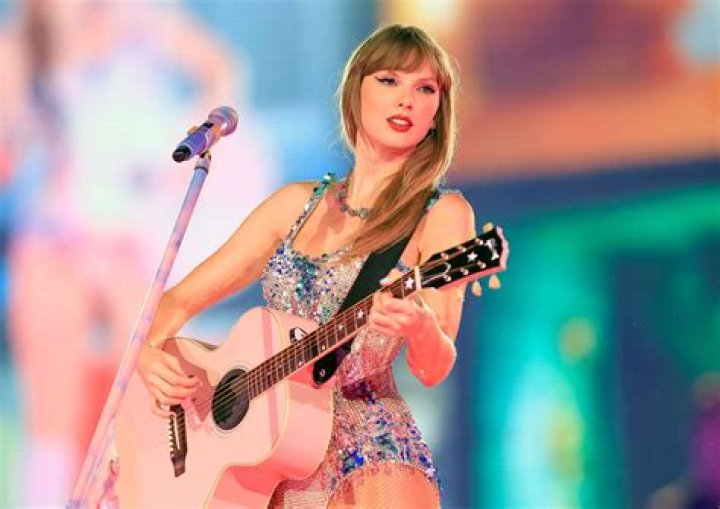 taylor-swift-united-states-us-womens-soccer-team-heidi-klum-1989-world-tour-concert-appearance-gty-ftr