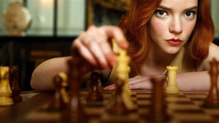THE QUEEN&rsquo;S GAMBIT (L to R) ANYA TAYLOR-JOY as BETH HARMON in episode 104 of THE QUEEN&rsquo;S GAMBIT Cr. PHIL BRAY/NETFLIX &copy; 2020