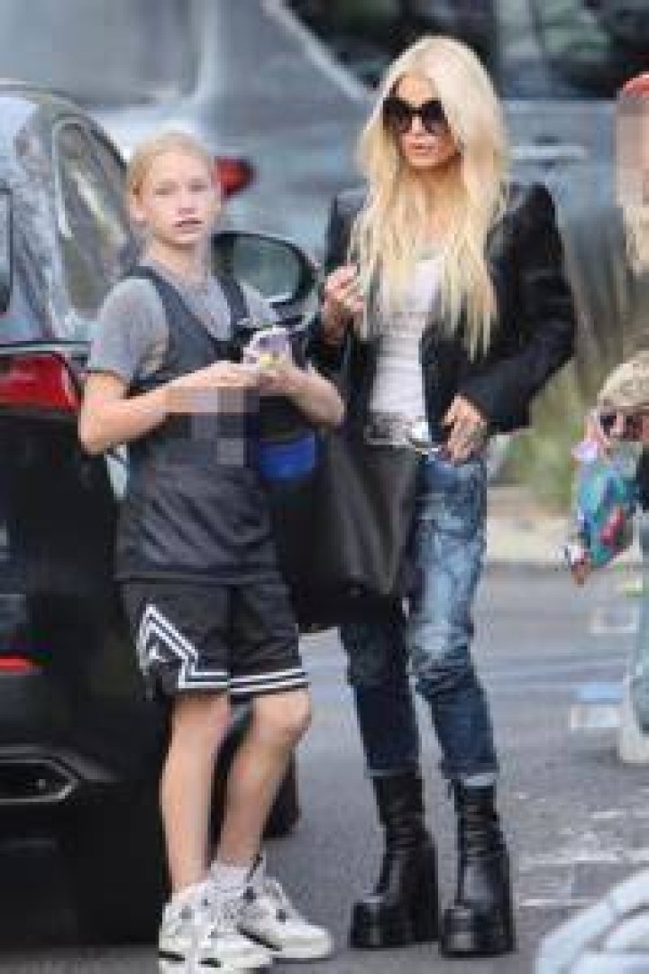 Thousand Oaks, CA - Jessica Simpson shares her beautiful smile leaving her daughter Maxwell's basketball game at the Sports Academy in Thousand Oaks. Pictured: Jessica Simpson BACKGRID USA 4 NOVEMBER 2022 BYLINE MUST READ: RMLA / BACKGRID USA: +1 310 798 9111 / UK: +44 208 344 2007 / *UK Clients - Pictures Containing Children Please Pixelate Face Prior To Publication*