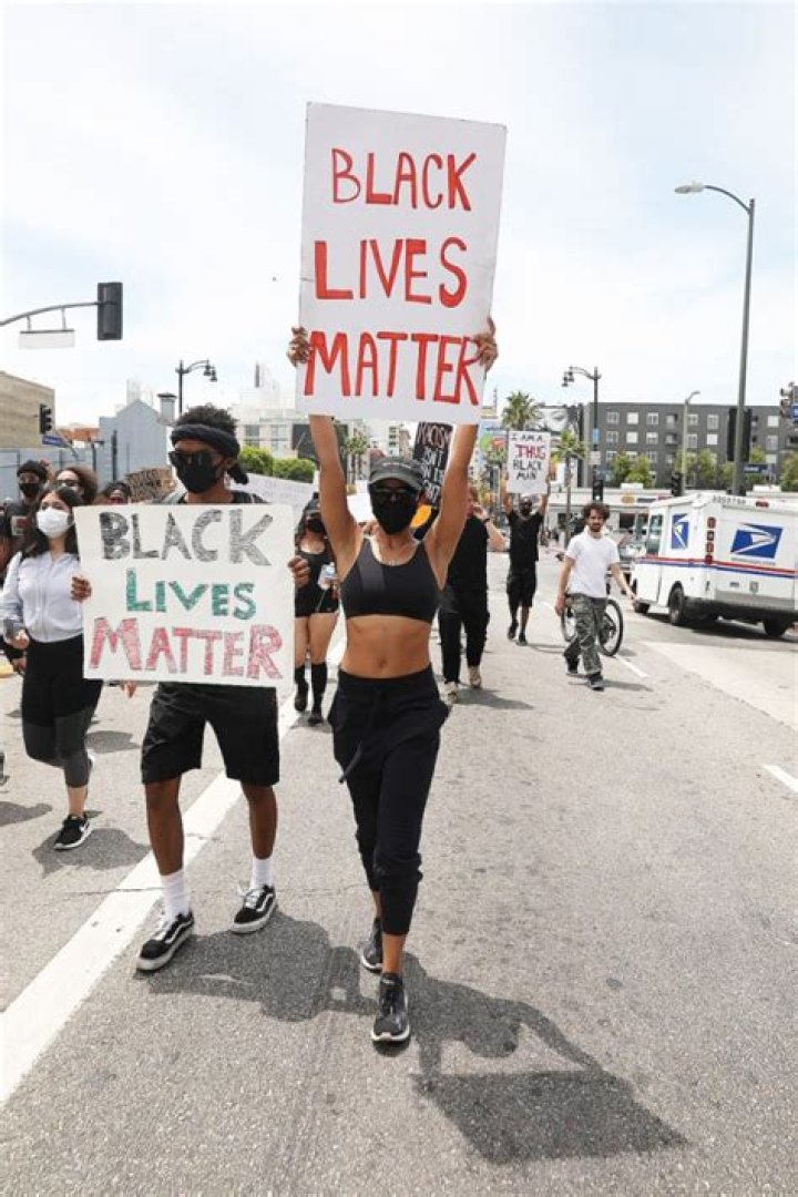 Tinashe holds up her sign