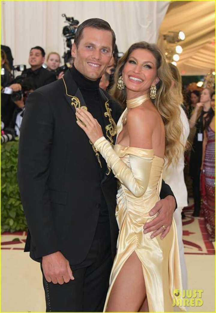 Tom Brady & Gisele Bundchen Kiss At The 2017 Met Gala