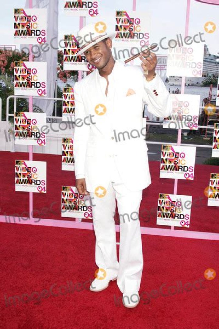 Tom Lau/starmaxinc.com &copy;2004 ALL RIGHTS RESERVED Telephone/Fax (212) 995-1196 8/29/04 Hilary Duff at the 2004 MTV Video Music Awards. (Miami, Florida) (Star Max via AP Images)