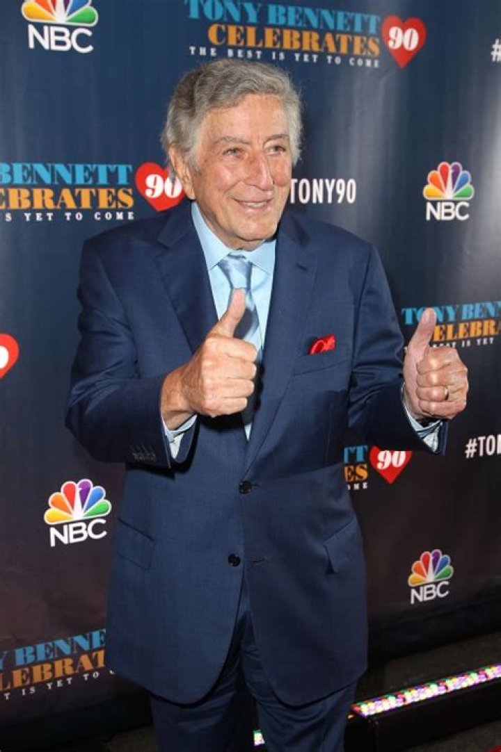Tony Bennett gives two thumbs up at an event