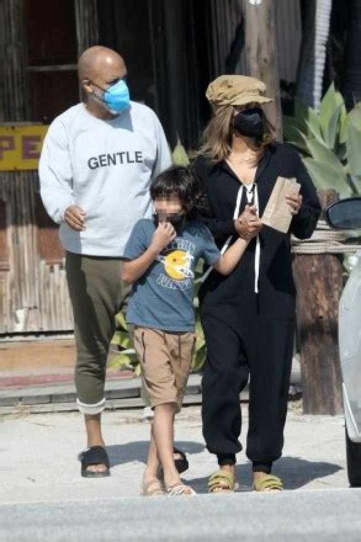 Topanga, CA - *EXCLUSIVE* - Halle Berry goes shopping with her boyfriend Van Hunt and son Maceo at Wylie's Bait & Tackle fishing store in Topanga.Halle looked comfy in a black jumpsuit and floppy beige hat while her man Van wears a Gentle (front)Man (Back)T-Shirt and rolled up sweatpants for the weekend outing.Pictured: Halle Berry, Van Hunt, Maceo Robert MartinezBACKGRID USA 20 FEBRUARY 2022 BYLINE MUST READ: Stefan / BACKGRIDUSA: +1 310 798 9111 / : +44 208 344 2007 / *UK Clients - Pictures Containing ChildrenPlease Pixelate Face Prior To Publication*