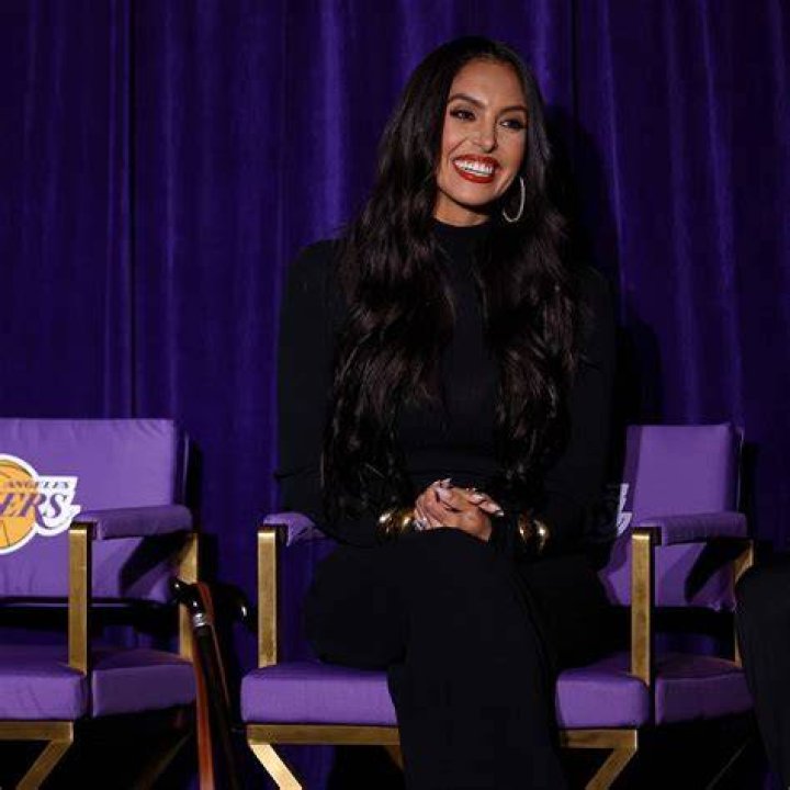Vanessa Bryant at a Lakers game with her mother and 2 of her daughters and