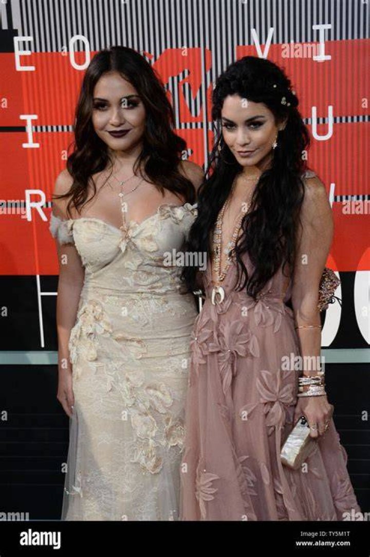 vanessa-hudgens-stella-mtv-vmas-2015-video-music-awards