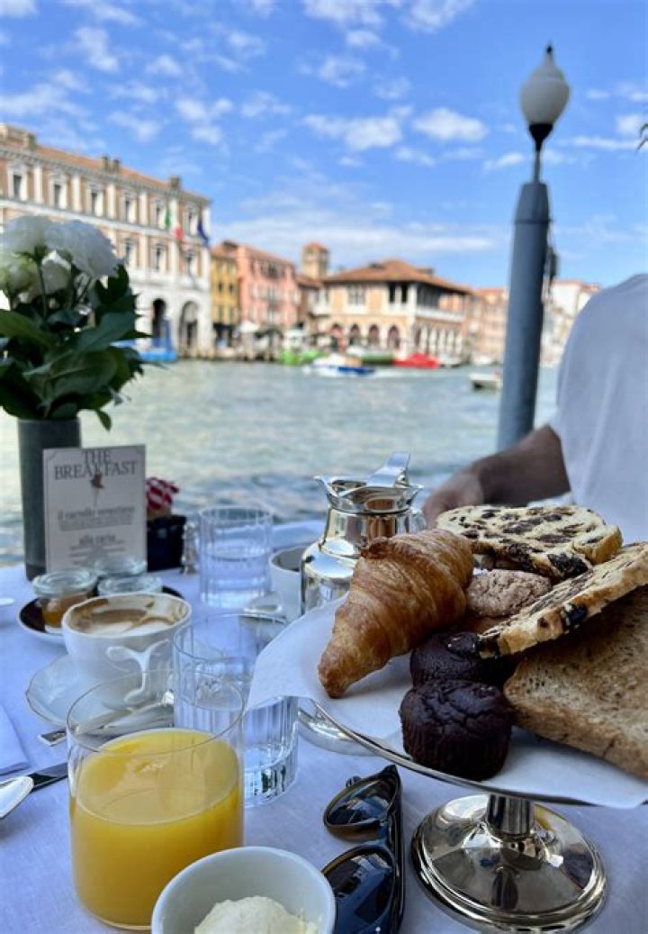 Venice, ITALY - *EXCLUSIVE* - Actor and comedian Kevin Hart take a well-earned break from his filming duties with his new movie 'Lift' as he enjoys a stroll and a bite to eat through the city of Venice with his wife Eniko Hart. Pictured: Kevin Hart, Eniko Hart BACKGRID USA 13 MAY 2022 BYLINE MUST READ: Cobra Team / BACKGRID USA: +1 310 798 9111 / UK: +44 208 344 2007 / *UK Clients - Pictures Containing Children Please Pixelate Face Prior To Publication*