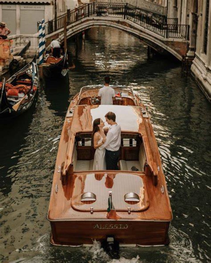 Venice, ITALY - *EXCLUSIVE* - Superstar couple Beyonce and Jay-Z attend the wedding of Geraldine Guiotte and Alexander Arnault in Venice. Pictured: Beyonce - Jay-Z BACKGRID USA 16 OCTOBER 2021 BYLINE MUST READ: Cobra Team / BACKGRID USA: +1 310 798 9111 / UK: +44 208 344 2007 / *UK Clients - Pictures Containing Children Please Pixelate Face Prior To Publication*