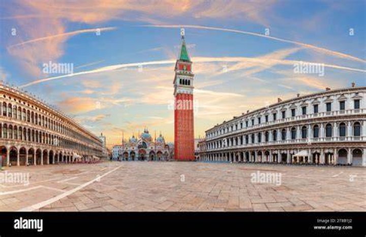 Venice, ITALY - *EXCLUSIVE* - 'Bridgerton' actor Rege-Jean Page is pictured looking suave while seen with his girlfriend Emily Brown seen leaving Venice Airport after attending the 2022 international Venice film festival. Pictured: Reg&eacute;-Jean Page, Emily Brown BACKGRID USA 6 SEPTEMBER 2022 BYLINE MUST READ: Cobra Team / BACKGRID USA: +1 310 798 9111 / UK: +44 208 344 2007 / *UK Clients - Pictures Containing Children Please Pixelate Face Prior To Publication*