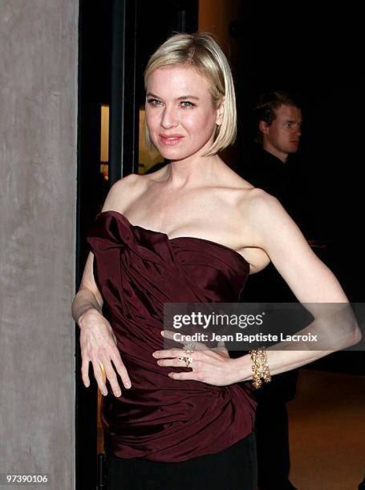 West Hollywood, CA, CA - Renee Zellweger keeps it extra casual as she wears a Longhorn baseball cap and blue denim jeans with brown boots. The actress was spotted out for a dinner at Catch LA in WeHo. Pictured: Renee Zellweger BACKGRID USA 18 AUGUST 2018 USA: +1 310 798 9111 / UK: +44 208 344 2007 / *UK Clients - Pictures Containing Children Please Pixelate Face Prior To Publication*