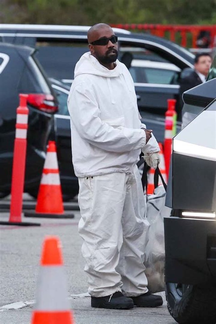 West Hollywood, CA - *EXCLUSIVE* - Rapper Lil Kim is spotted leaving night club &ldquo;Blow&rdquo; in West Hollywood with her boyfriend a record CEO, who goes by the name &ldquo;The Great Leader.&rdquo; She was seen wearing a grayish colored Louis Vuitton jump suit with a pair of gray pumps. Pictured: Lil Kim, The Great Leader BACKGRID USA 9 NOVEMBER 2019 BYLINE MUST READ: NYP / BACKGRID USA: +1 310 798 9111 / UK: +44 208 344 2007 / *UK Clients - Pictures Containing Children Please Pixelate Face Prior To Publication*