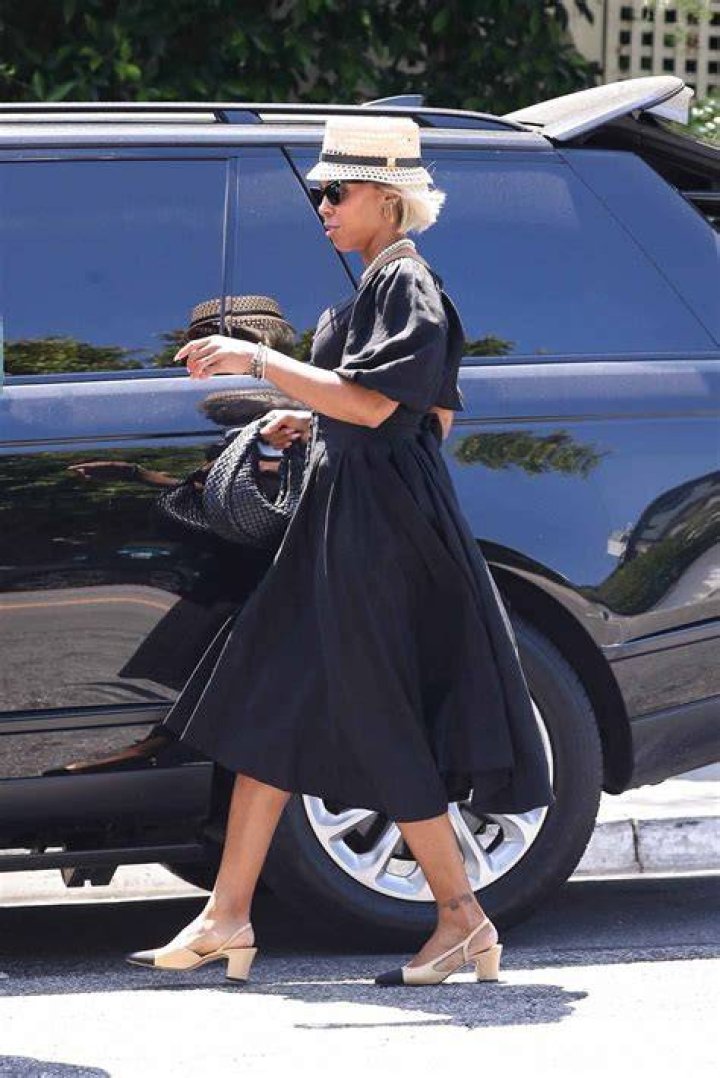 West Hollywood, CA - *EXCLUSIVE* Singer Kelly Rowland looks fabulous jaywalking to her car after a meeting in West Hollywood. Pictured: Kelly Rowland BACKGRID USA 12 AUGUST 2022 BYLINE MUST READ: BACKGRID USA: +1 310 798 9111 / UK: +44 208 344 2007 / *UK Clients - Pictures Containing Children Please Pixelate Face Prior To Publication*