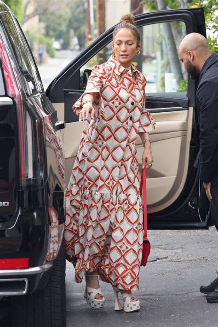 West Hollywood, CA - Jennifer Lopez has lunch with Ben Affleck and Jennifer Garner's daughter Violet Affleck at The Ivy in West Hollywood. Pictured: Jennifer Lopez, Violet Affleck BACKGRID USA 12 JULY 2023 USA: +1 310 798 9111 / UK: +44 208 344 2007 / *UK Clients - Pictures Containing Children Please Pixelate Face Prior To Publication*