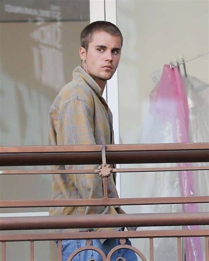 West Hollywood, CA - Justin Bieber gets a parking ticket while out for brunch with a friend at the Great White. Pictured: Justin Bieber BACKGRID USA 3 MAY 2023 USA: +1 310 798 9111 / UK: +44 208 344 2007 / *UK Clients - Pictures Containing Children Please Pixelate Face Prior To Publication*