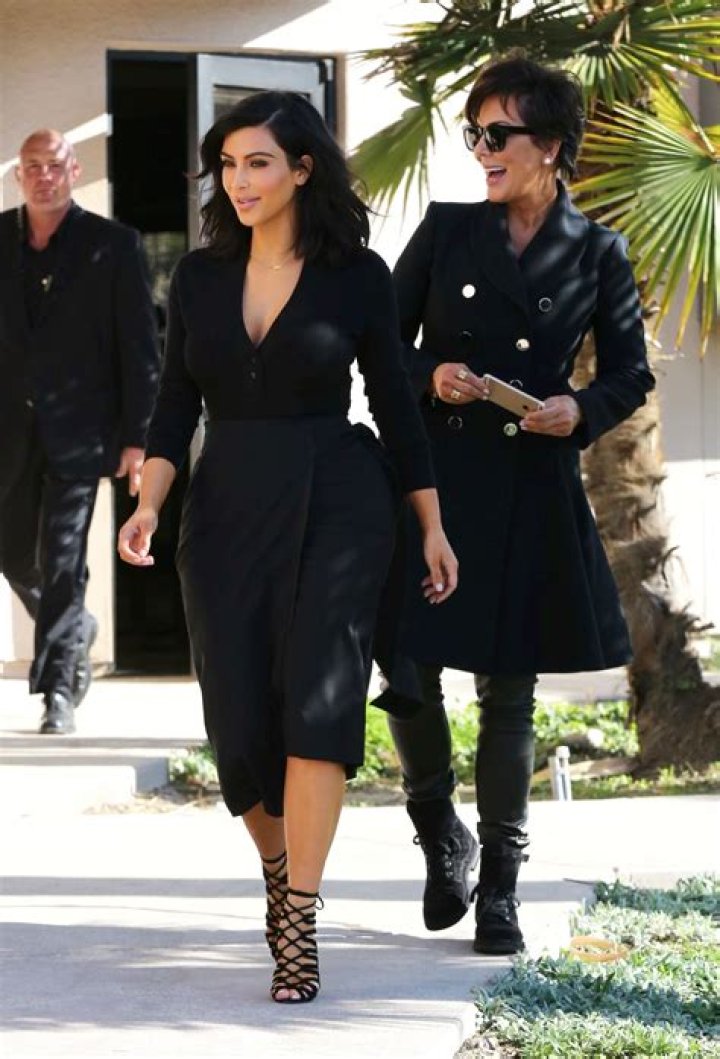 Westlake, CA - *EXCLUSIVE* - Kim Kardashian and daughter North get playful with the cameras after an art class in Westlake. Pictured: Kim Kardashian BACKGRID USA 3 AUGUST 2022 USA: +1 310 798 9111 / UK: +44 208 344 2007 / *UK Clients - Pictures Containing Children Please Pixelate Face Prior To Publication*