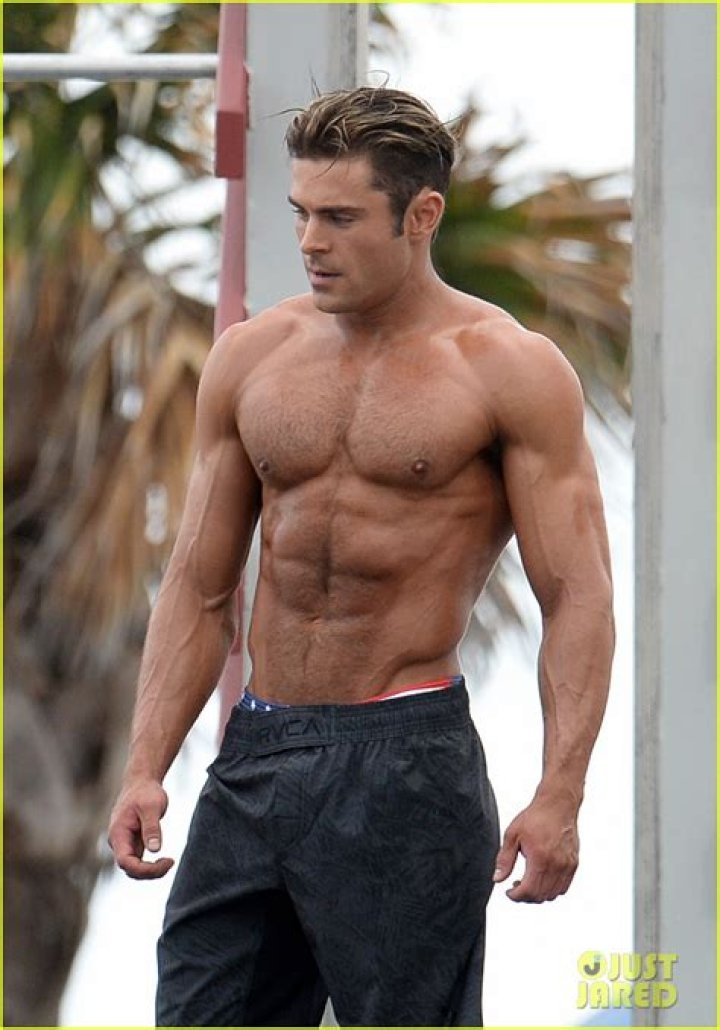 Zac Efron displaying his muscles while doing pullups in Miami Beach Pictured: zac efron Ref: SPL1242411 080316 NON-EXCLUSIVE Picture by: SplashNews.com Splash News and Pictures Los Angeles: 310-821-2666 New York: 212-619-2666 London: +44 (0)20 7644 7656 Berlin: +49 175 3764 166 World Rights