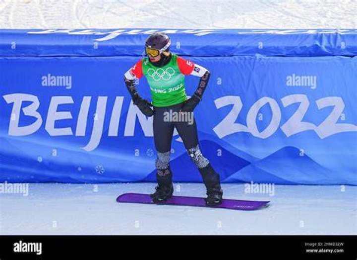 (220209) - ZHANGJIAKOU, Feb. 9, 2022 (Xinhua) - Lindsey Jacobellis of the United States crosses the finish line during the women's snowboard cross final of the Beijing 2022 Winter Olympics at Genting Snow Park in Zhangjiakou, North China's Hebei Province, Feb. 9, 2022. China Zhangjiakou Women's Snowboarding Cross Final - 09 Feb 2022